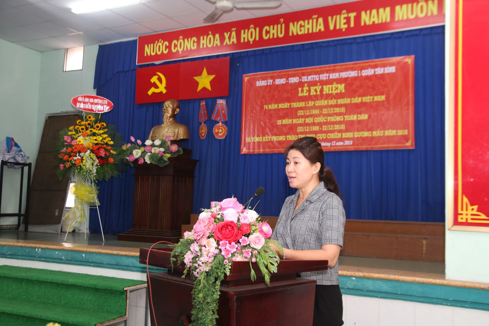 Đồng chí Lương Thị Kim Loan - Phó Bí thư Đảng ủy/Chủ tịch UBND phường ôn lại Truyền thống của QĐND Việt Nam