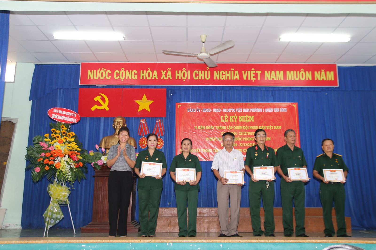 Đồng chí Lương Thị Kim Loan, CT/UBND phường trao Giấy khen cho các tập thể và cá nhân xuất sắc năm 2018. 