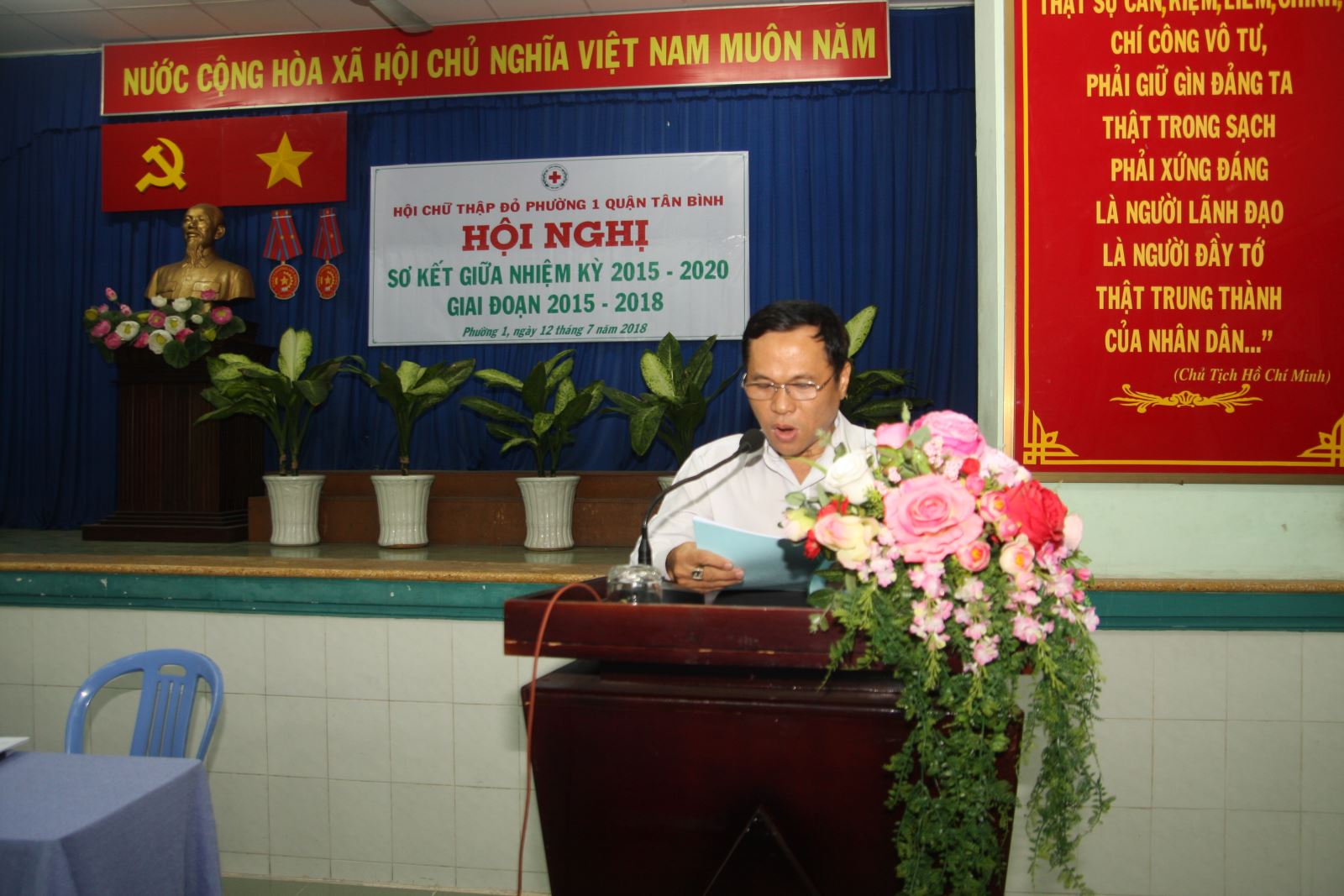 Ông Nguyễn Đạt Nghiệp, Chủ tịch Hội chữ thập đỏ phường 1 báo cáo trước Hội nghị